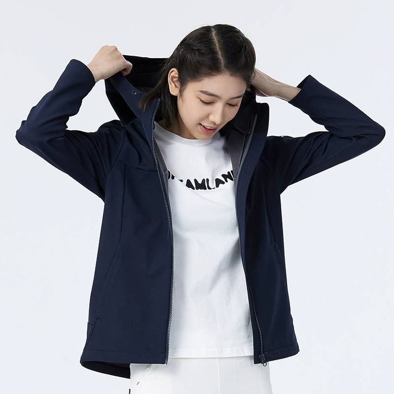 女连帽软壳衣