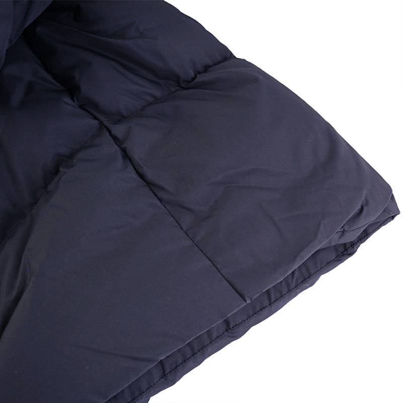 男子长款羽绒服