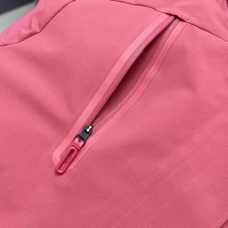 女子三合一加绒连帽时尚运动冲锋衣