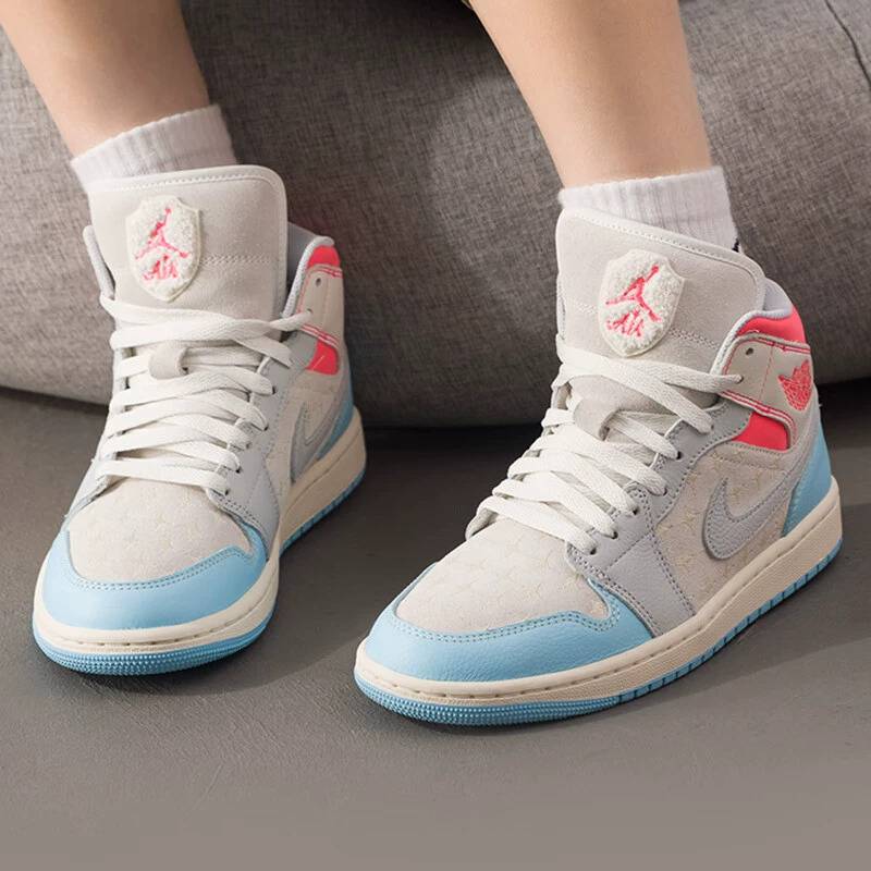 女子JORDAN 1冷蓝拼色缓震中帮休闲运动篮球鞋IM7420-133